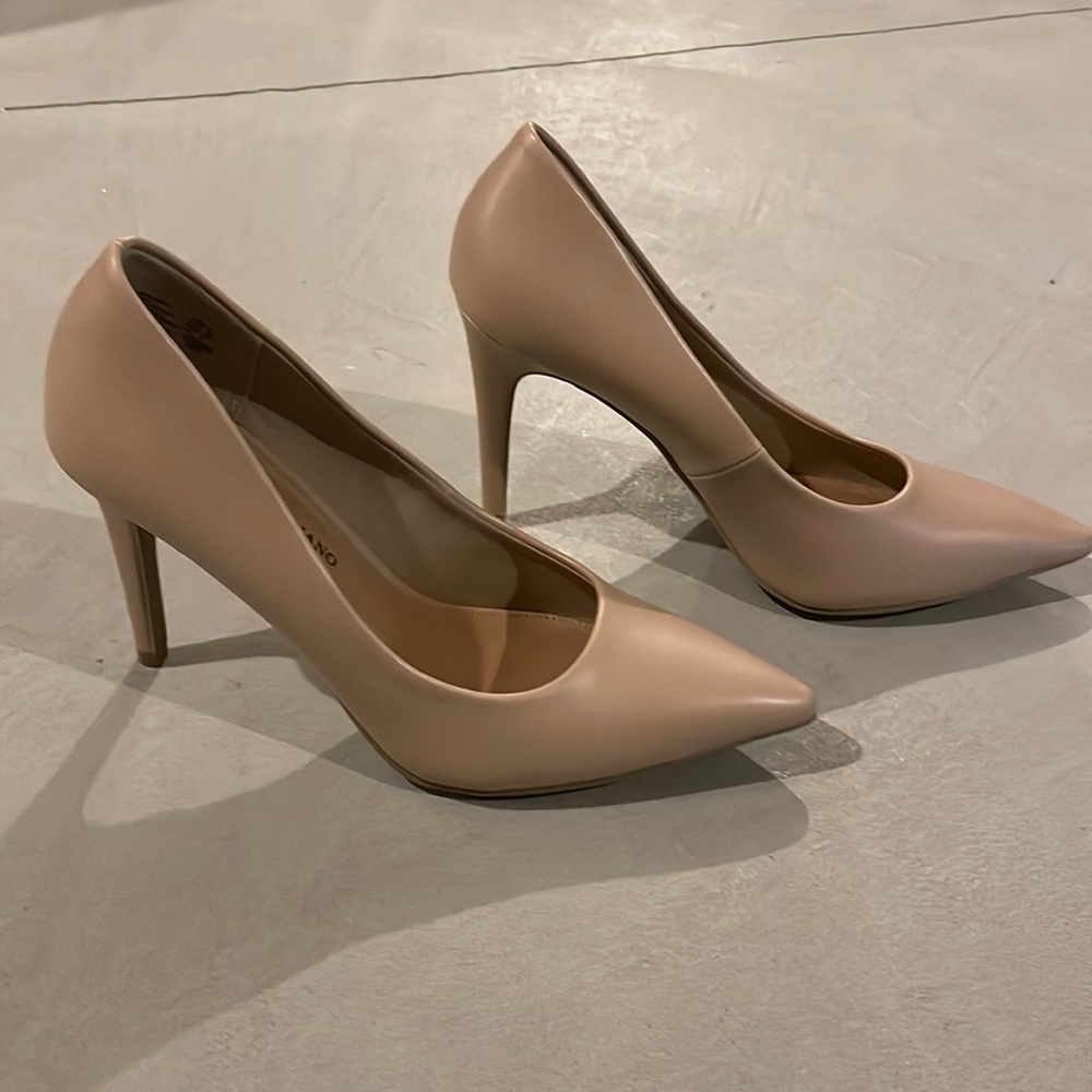 High heels tan color size 8